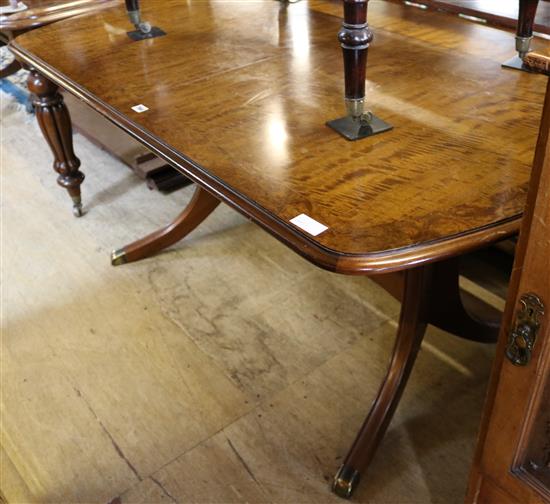 Mahogany dining table with 1 leaf